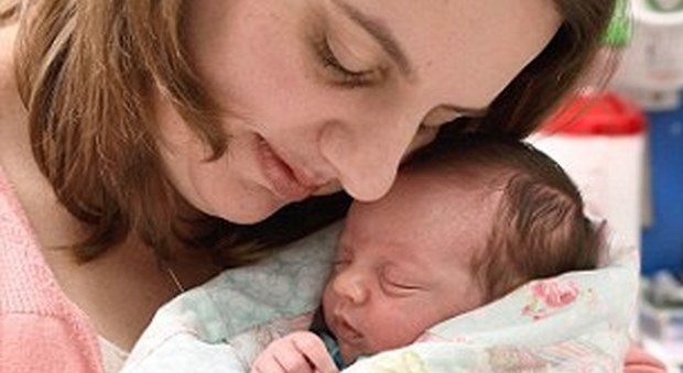 Usa, la storia di Lynlee, la bimba nata due volte: estratta dal grembo materno per un tumore e rimessa nell'utero