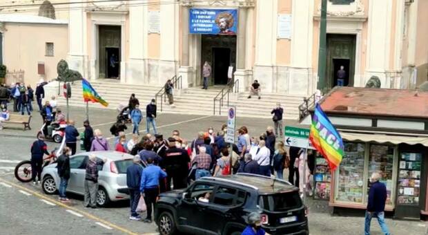 Lite al flash mob per la pace, intervento dei carabinieri a Portici
