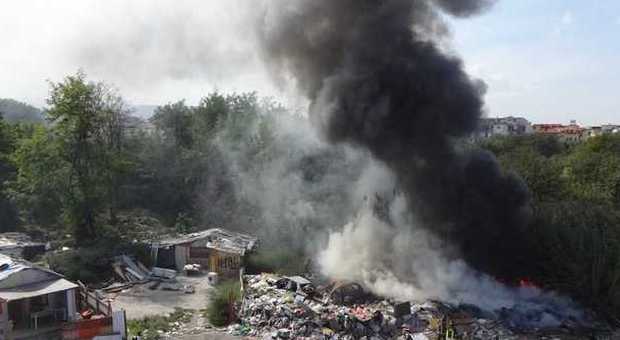 Napoli. Incendio nel campo rom, i fumi tossici invadono un centro commerciale