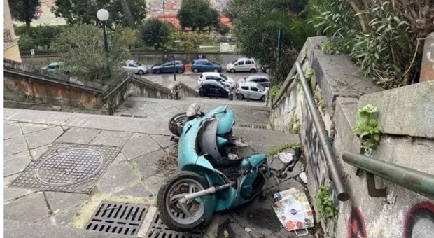 Napoli, scooter lanciati su scala panoramica al Vomero: «Situazione fuori controllo»