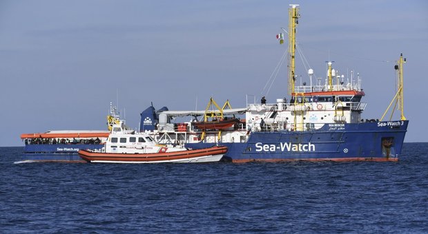 Sea Watch, Salvini: «Ok allo sbarco se migranti trasferiti in Olanda o Germania»
