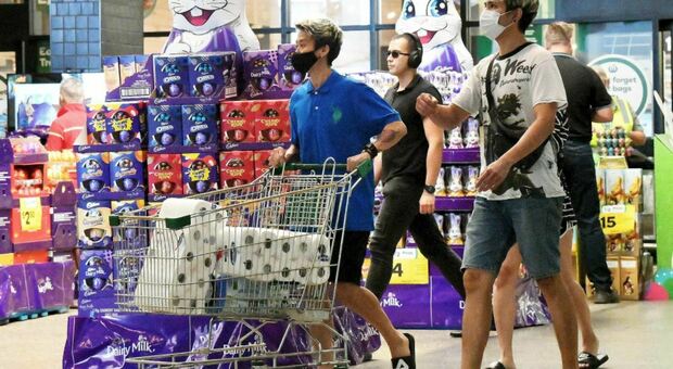Covid Australia, a Brisbane lockdown totale di 3 giorni per 7 casi positivi, presi d' assalto i supermercati