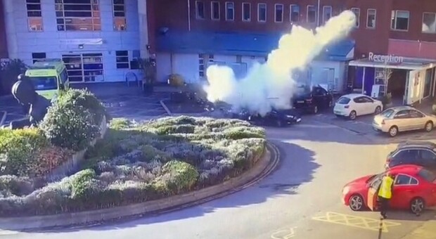 UK, esplosione taxi a Liverpool: la minaccia terrorismo si alza a «grave»