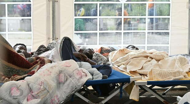 Migranti, braccio di ferro con le regioni sui Cpr. La Germania frena sull'accoglienza, Giorgia Meloni: «No all Italia campo profughi d Europa»