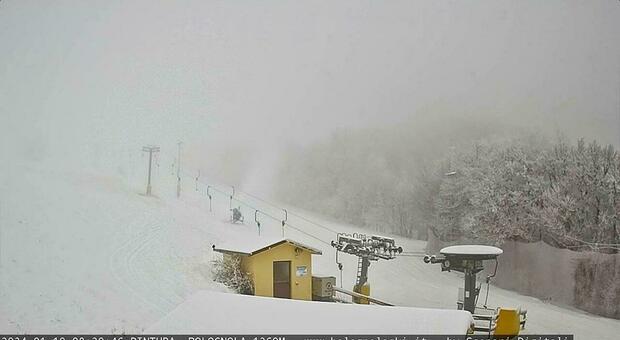 Bolognola, ecco la neve: in montagna con bob e slittini, ma per sciare c’è da attendere