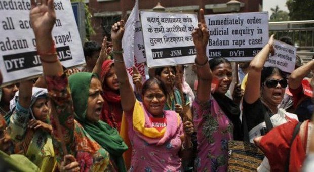India choc, vittima di uno stupro di gruppo 14enne si dà fuoco: "È in fin di vita"