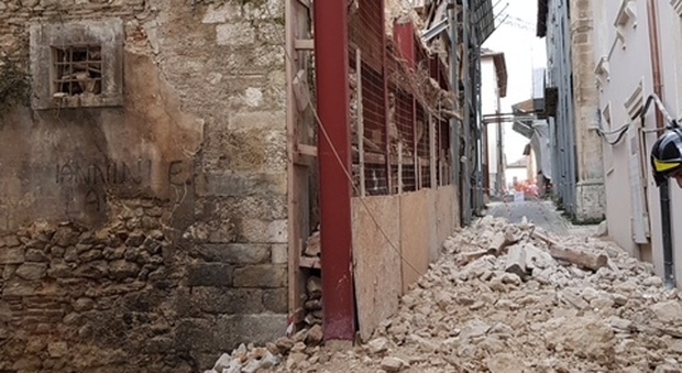 L’Aquila, crolla una facciata in centro storico Foto