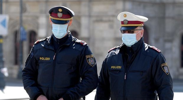 Peti rivolti alla polizia, multato per 500 euro: «Ha liberato l'aria volontariamente»