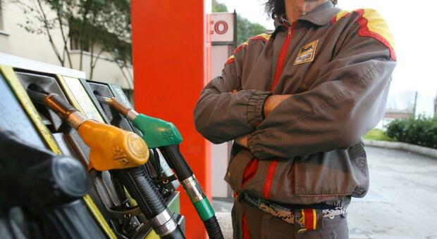 Croazia e Slovenia fissano il tetto al prezzo della benzina. In Italia costo medio inferiore a Francia, Spagna e Uk