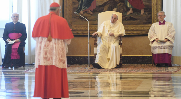 Abusi, Papa Francesco rivendica il lavoro fatto dalla Chiesa per tutelare le vittime (ma il tema dei risarcimenti resta tabù)