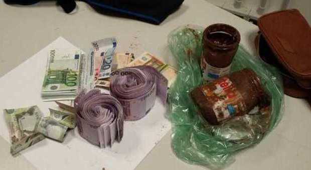 Nasconde 130mila euro nel barattolo della Nutella: scoperto e denunciato a Malpensa | Foto