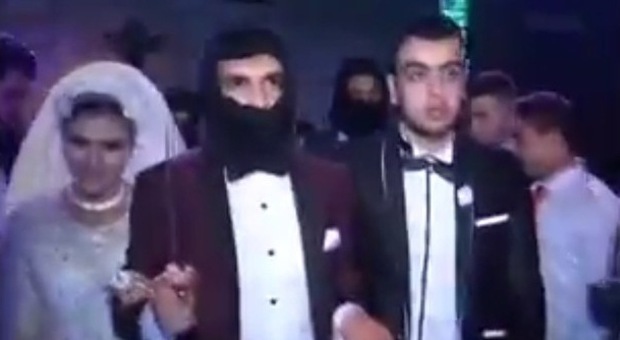 Le nozze in Egitto celebrate in 'stile Isis': sposi rapiti e chiusi in una gabbia -Guarda