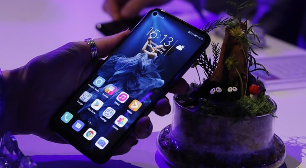 Huawei, grana Facebook: l'app non sarà più preinstallata sui telefoni cinesi