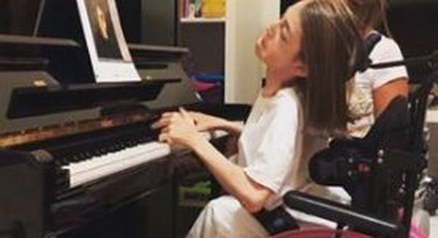 Valentina, 13 anni: «Io, prima pianista sulla sedia a rotelle, mi curo con la musica». Il suo video è virale