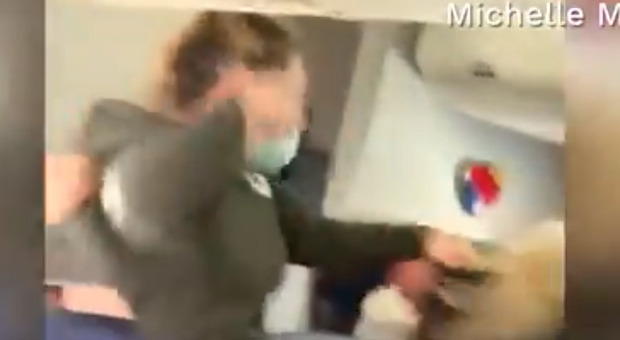 Prese a pugni una hostess rompendole tre denti: incriminata per aggressione. IL VIDEO CHOC