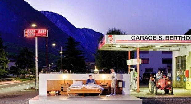 Niente tetto né pareti, l'albergo più strano al mondo in un distributore di benzina