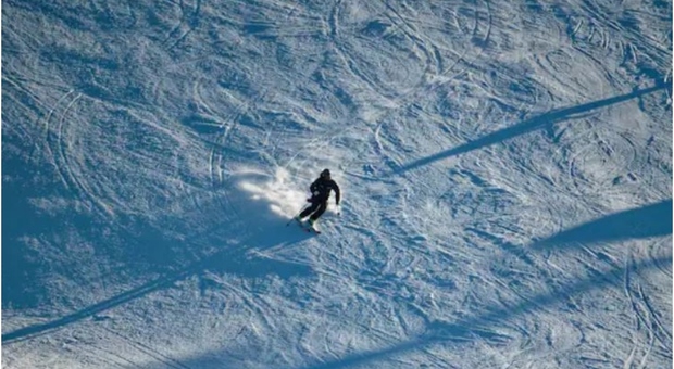 Sciatrice olandese esce di pista e muore in Tirolo dopo una caduta di 20 metri, aveva 27 anni