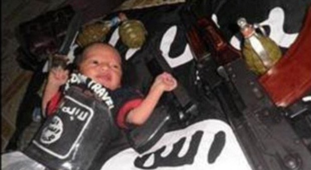 Neonato tra granate e fucili: l'ultimo folle manifesto Isis