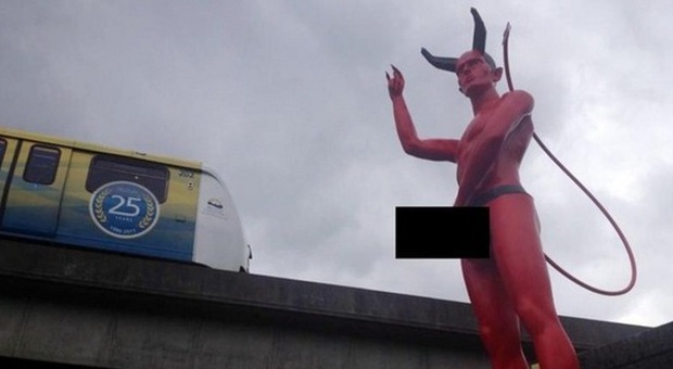 La statua di Satana con l'erezione