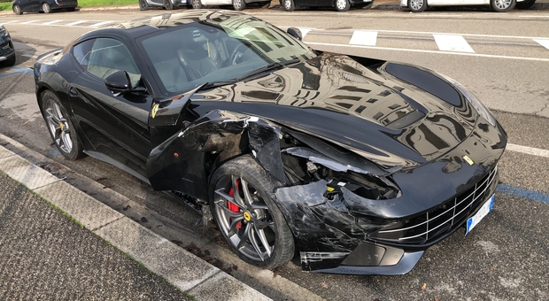 Capodanno col botto: la Ferrari si schianta contro 4 auto e l'imprenditore scappa a piedi FOTO