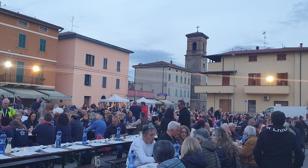 La cena in piazza a Pierantonio
