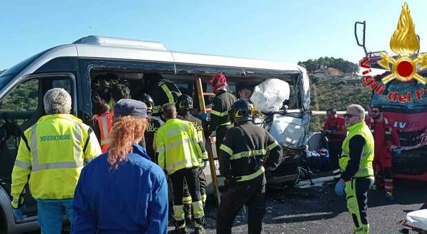 Incidente sull'A12 Roma-Civitavecchia: scontro fra tir e furgone carico di turisti: un morto e 8 feriti