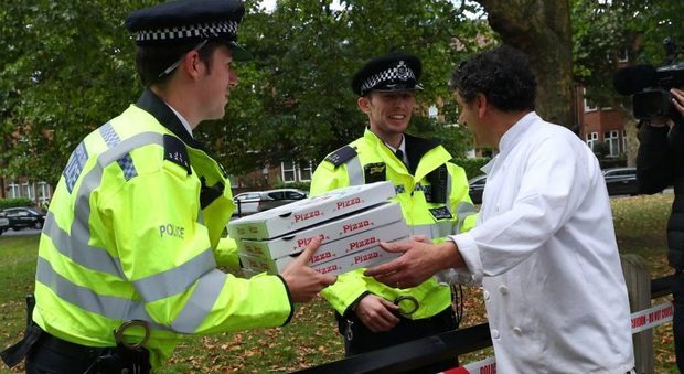 Attentato di Londra, campano regala pizze ai soccorritori: «Ho moglie e figlia miracolate»