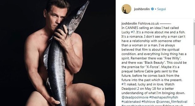 Via l'armamento da cattivo di Deadpool 2: Josh Brolin nudo per la pesca