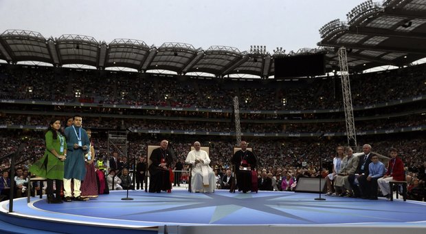 Papa Francesco sdogana la parolaccia, i vescovi insabbiatori sono «caca» e «shit»