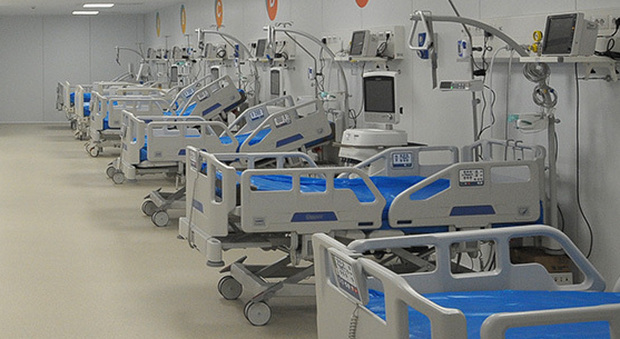 Covid Hospital chiuso da più di un anno, l'Area vasta: «Almeno lasciateci usare i macchinari»