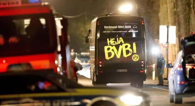 Dortmund, arrestato un sospetto per le bombe sul bus: «Voleva far crollare le azioni del Borussia»