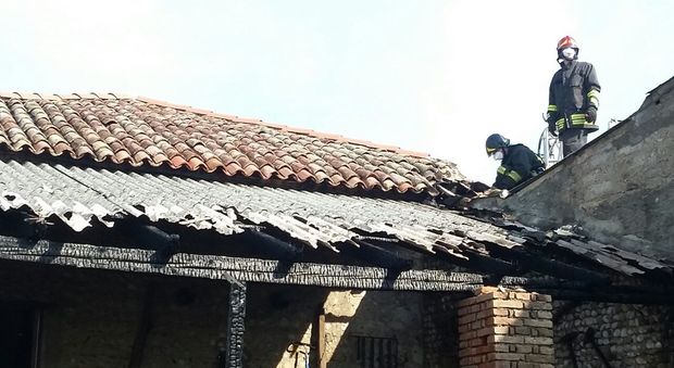 Le operazioni di bonifica del tetto in amianto a Bicinicco