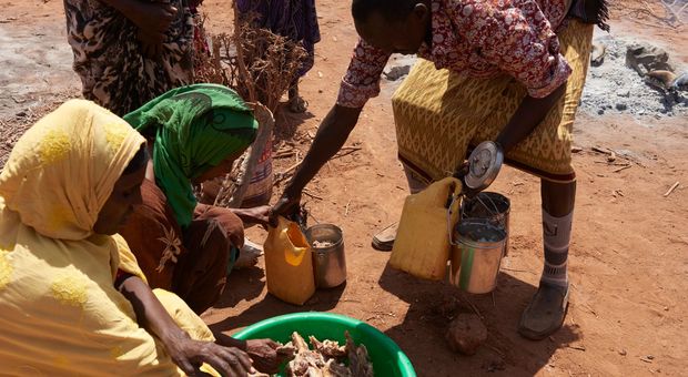 Distribuzione di cibo in Etiopia (foto Tina Hillier Oxfam)