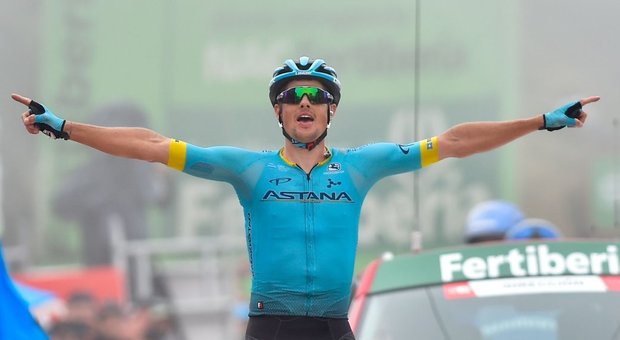 Vuelta, vittoria in solitaria di Fuglsang. Fatica Roglic, perde secondi Valverde, crolla Quintana