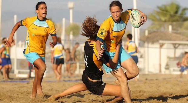 Prevenzione oncologica e beach rugby femminile, sei tappe per andare in meta: visite gratuite e concerti, ecco dove