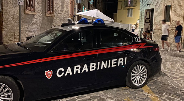 Nudo, ubriaco, morsi e unghiate ai carabinieri: caos in centro a Macerata