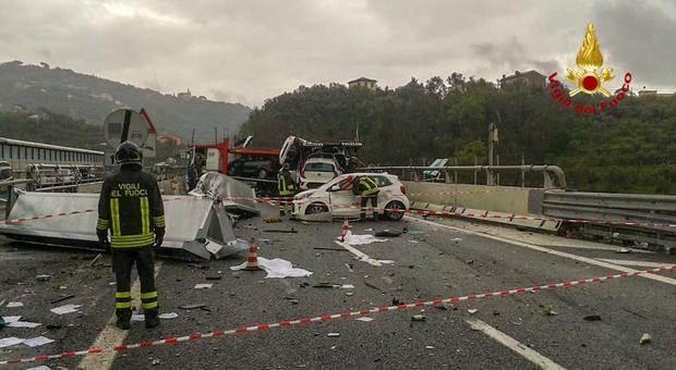 immagine ​​​Tir invade la corsia opposta tra Lavagna e Sestri: due morti, A12 paralizzata
