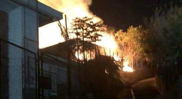 Notte di fuoco nel Napoletano, incendio doloso circonda case e scuola