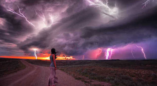 Tra fulmini e tornado, lo spettacolo immortalato dalla coppia di fotografi cacciatori di tempeste