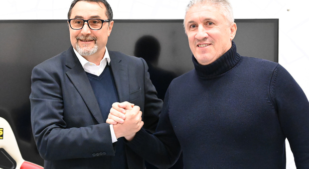 CALCIO PADOVA - Il DS Mirabelli stringe la mano al nuovo allenatore Torrente
