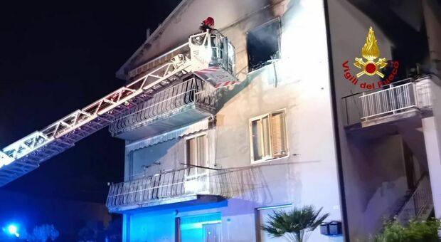 Castelfidardo, imprigionati tra le fiamme in casa: vicini eroi salvano marito e moglie