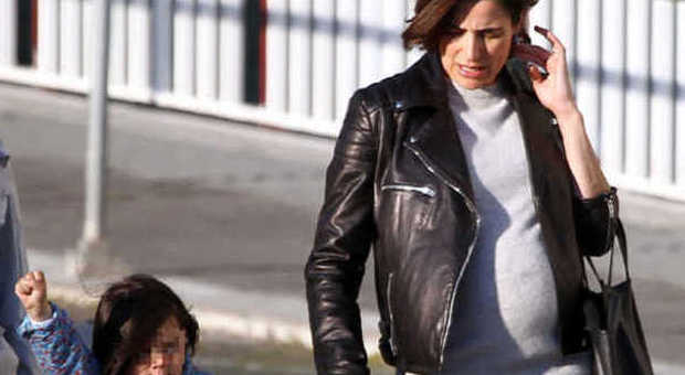 Luisa Ranieri incinta, le prime foto col pancione di 7 mesi