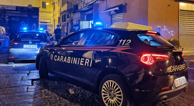 Controlli anti-Covid a Napoli, sei uomini sorpresi a giocare al poker texano e denunciati