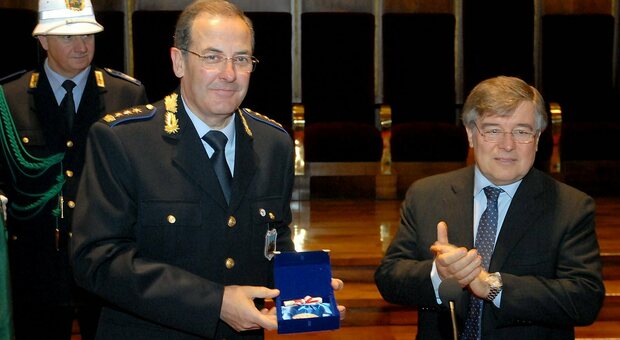 Il comandante Lucio Terrin mentre riceve un riconoscimento dall'ex sindaco Flavio Zanonato