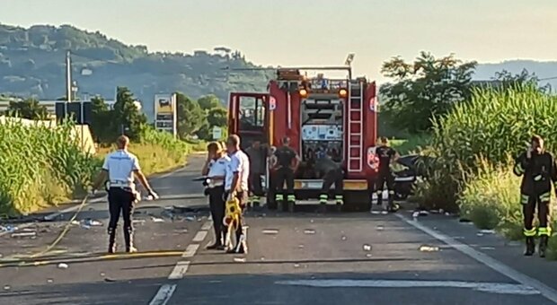 Auto in fuga dai carabinieri si schianta e uccide una 32enne: morto anche il giovane alla guida. Tre feriti
