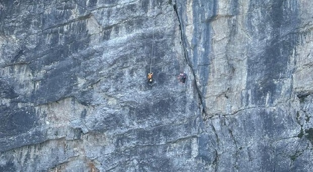 Paura in montagna. Si stacca un appiglio durante l'arrampicata, alpinista 30enne di Tarvisio precipita per 15 metri