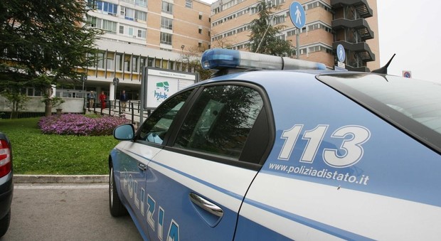 Scatena l'inferno in ospedale aggredendo vigilantes e poliziotti: arrestato
