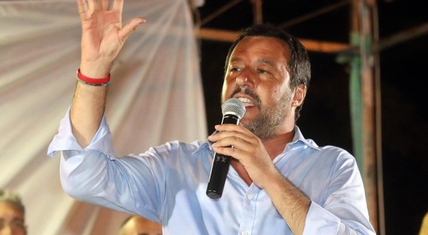 Salvini: «Il caso Diciotti è risolto, sbarco imminente: immigrati accolti anche dalla Chiesa» Diretta