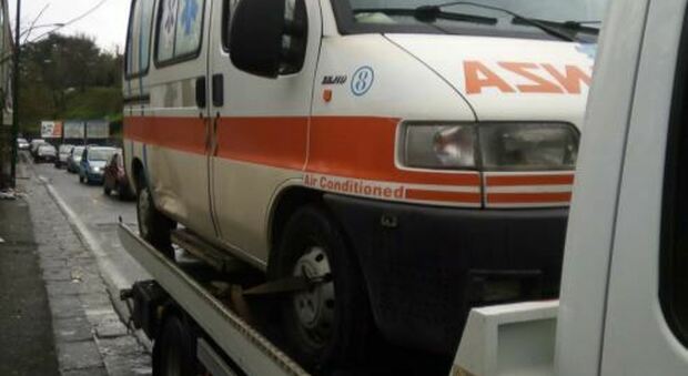 Covid a Napoli, le ambulanze fuorilegge: mezzo di soccorso «pirata» sequestrato al Cardarelli