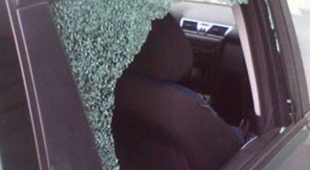 Usava l'auto come "cassaforte": vetro rotto e furto da migliaia di euro